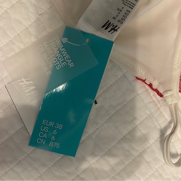 H&M NWT Red Flower Appliqué White Bikini Top Size 6 - Picture 7 of 7